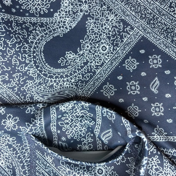 Fabletics High-waisted 7/8 Legging Blue Nova Bandana Tapioca‎ Sz L. - Picture 9 of 9
